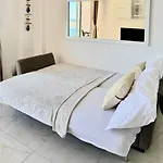 White - Malgorzata Sarandë