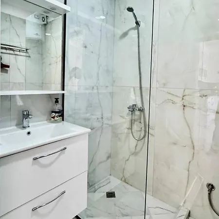 White - Malgorzata Sarandë