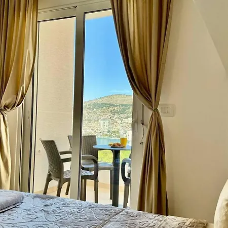 White - Malgorzata Sarandë