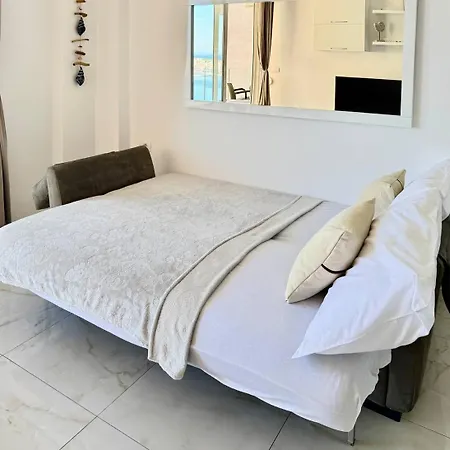 White - Malgorzata Sarandë