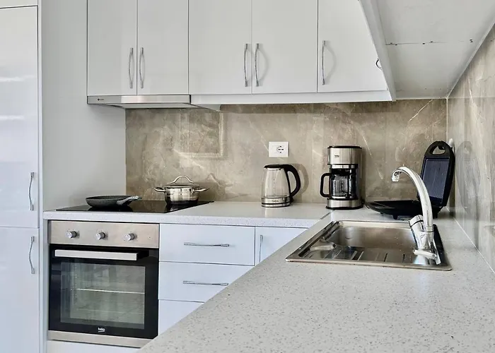 White - Malgorzata Saranda