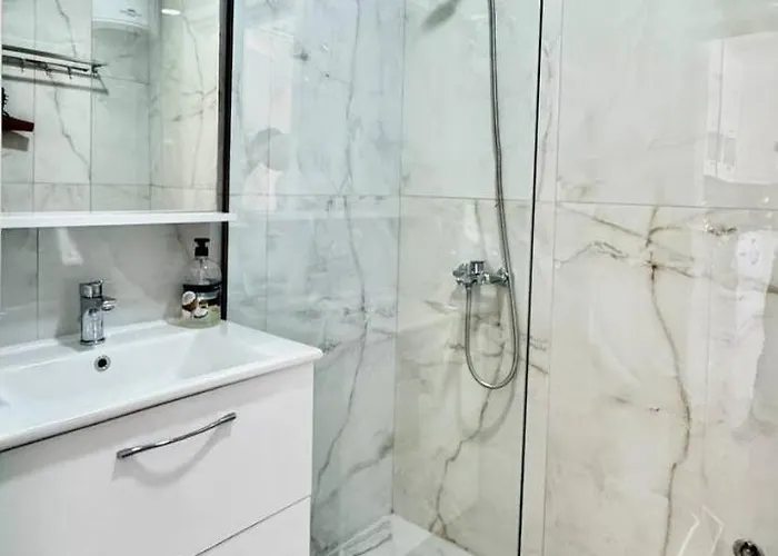 White - Malgorzata Saranda