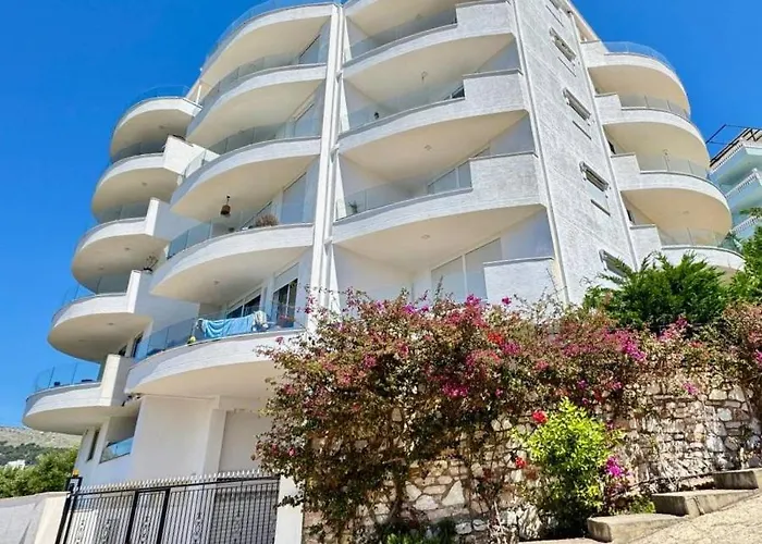 White - Malgorzata Apartman *