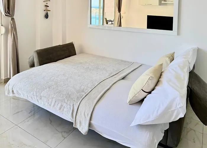 White - Malgorzata Sarandë